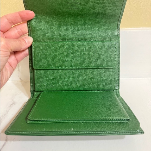 Louis Vuitton Epi GREEN Textured Wallet Like New! Authentic and Dust Bag - Picture 2 of 16
